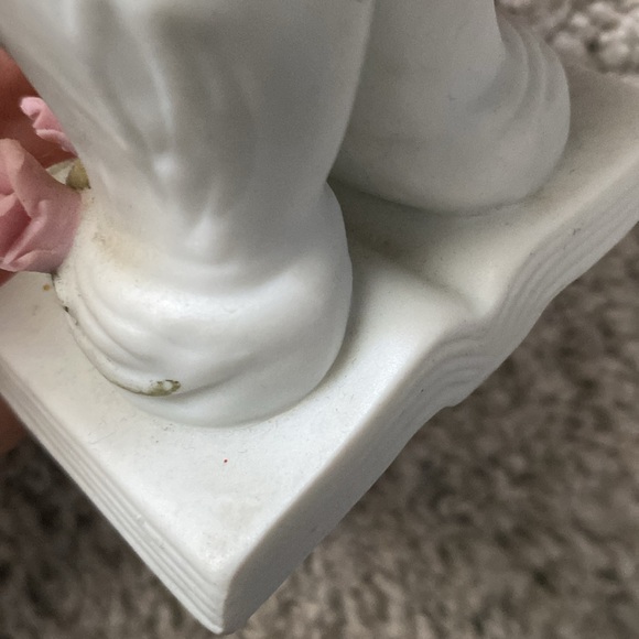 Vintage prayer hands over book and roses figurine - Picture 8 of 14